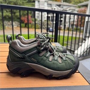Women / kids Keen hiking shoes